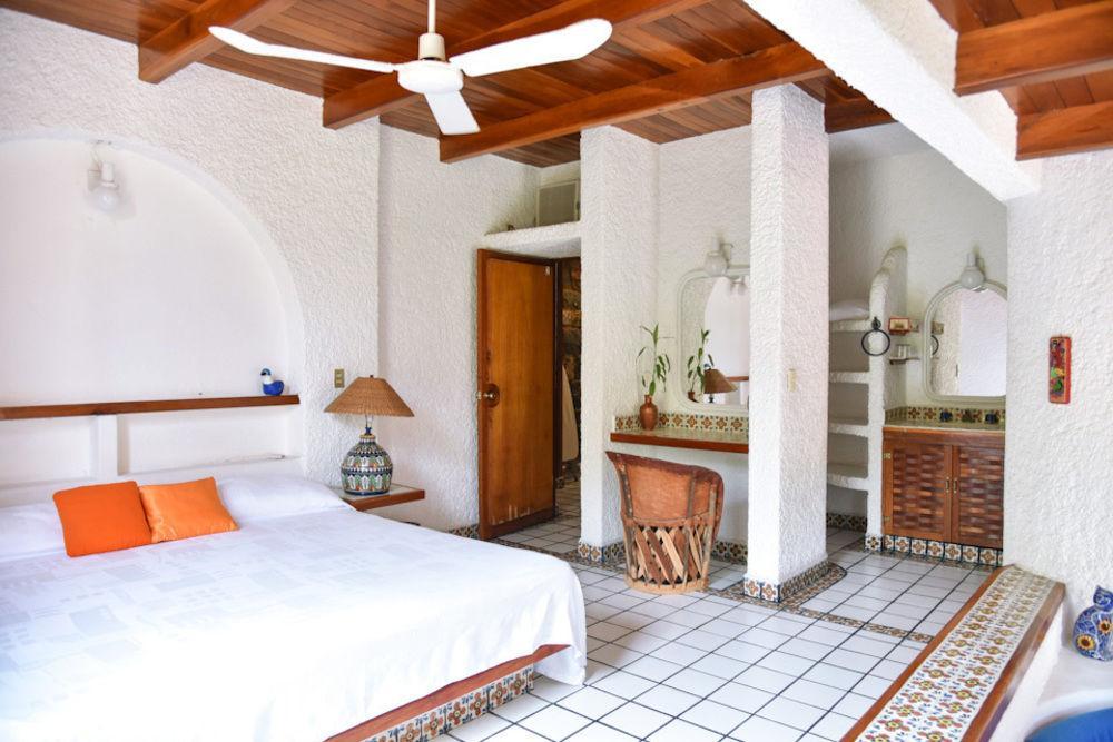 Bed & Breakfast De La Roca Zihuatanejo