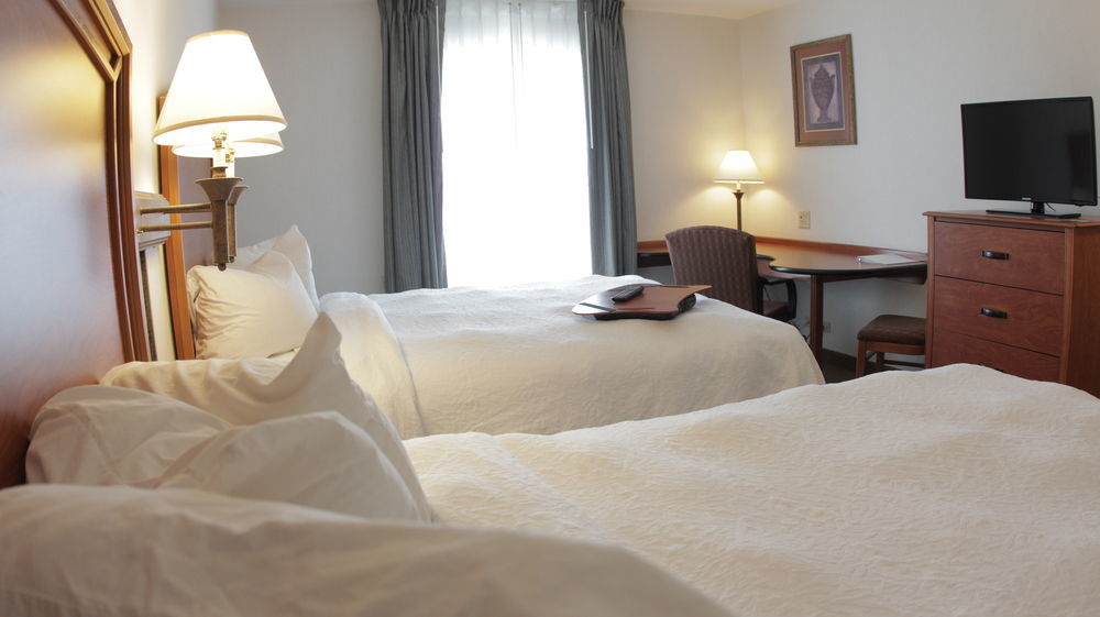 Hampton Airport-galerias 4*