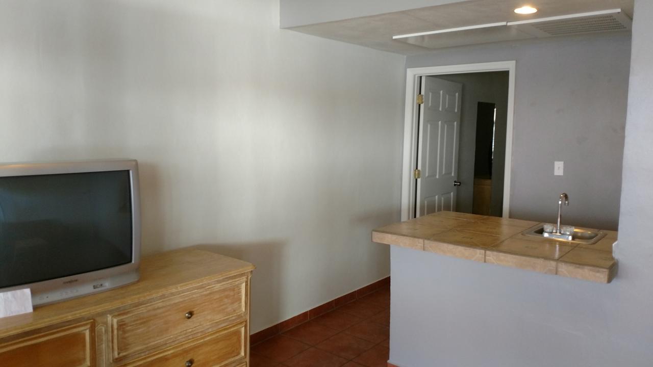 Baja Hotel 2*