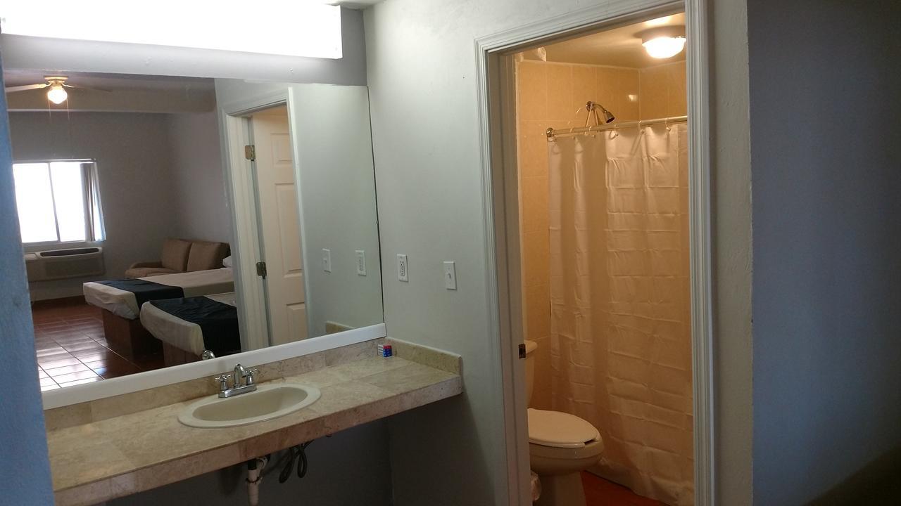 Baja Hotel 2*