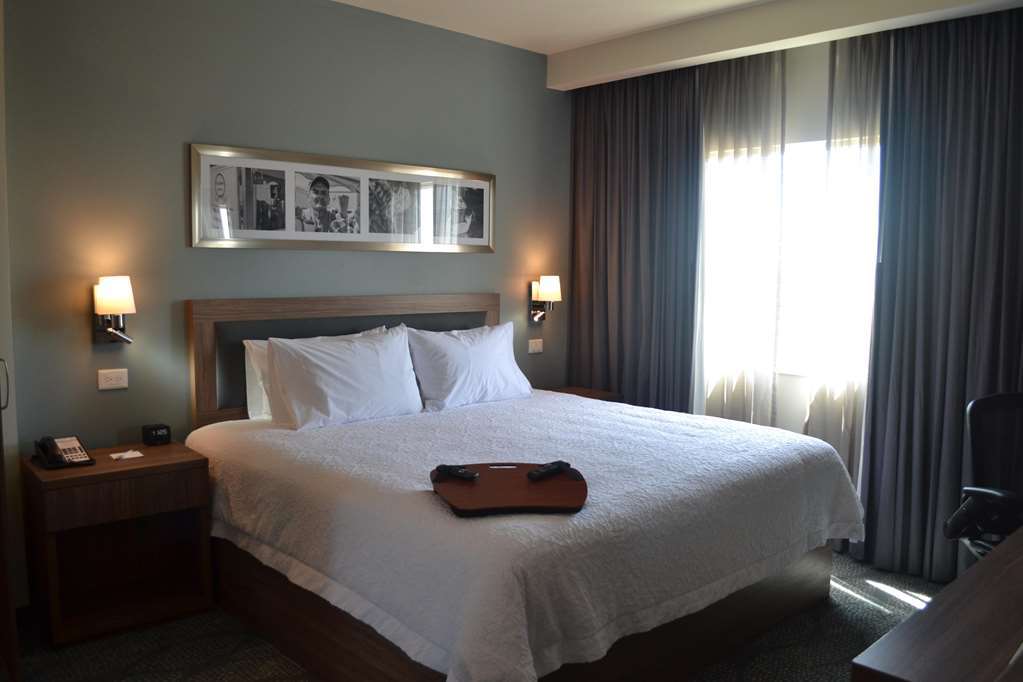 Hotel Hampton & Suites By Hilton Bajio