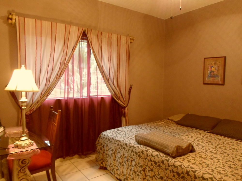 Guest house Dickinson Guest House, Guadalajara Expo 3*