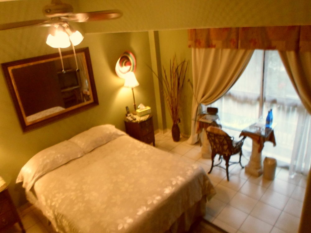 Guest house Dickinson Guest House, Guadalajara Expo 3*