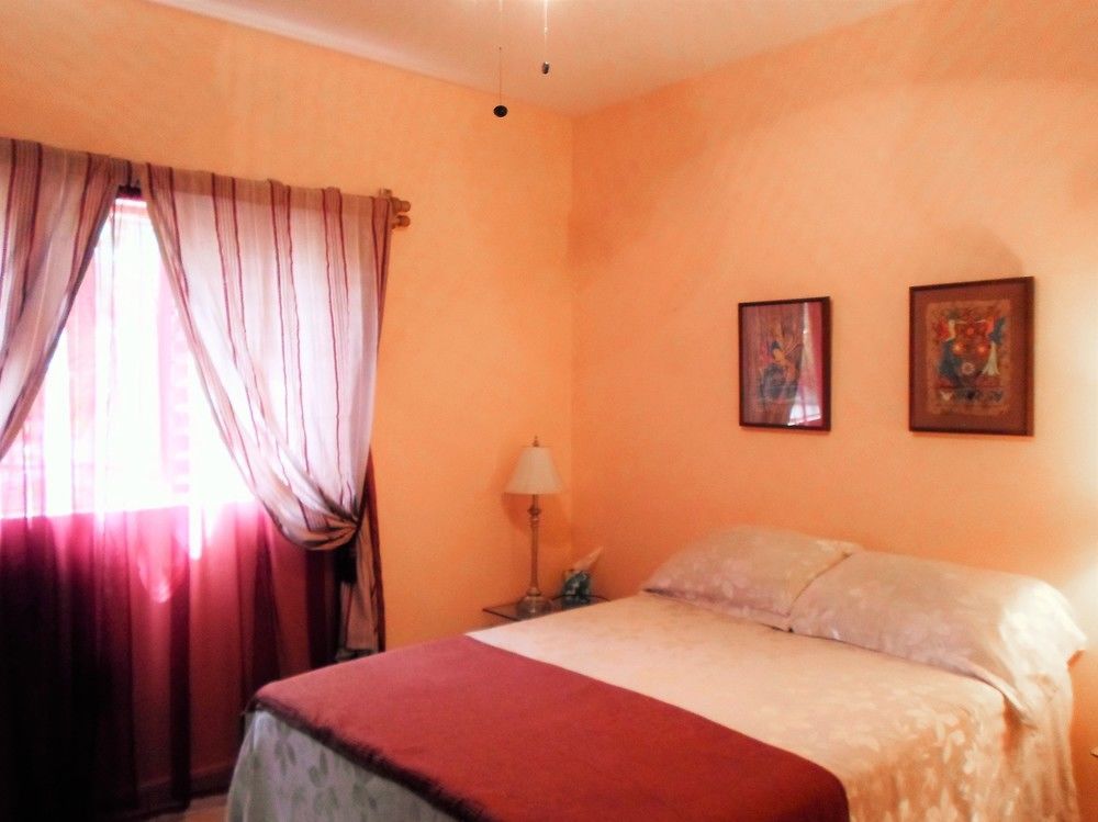 Dickinson Guest House, Guadalajara Expo Guest house