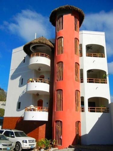 Y Los Encantos Hotel 3*