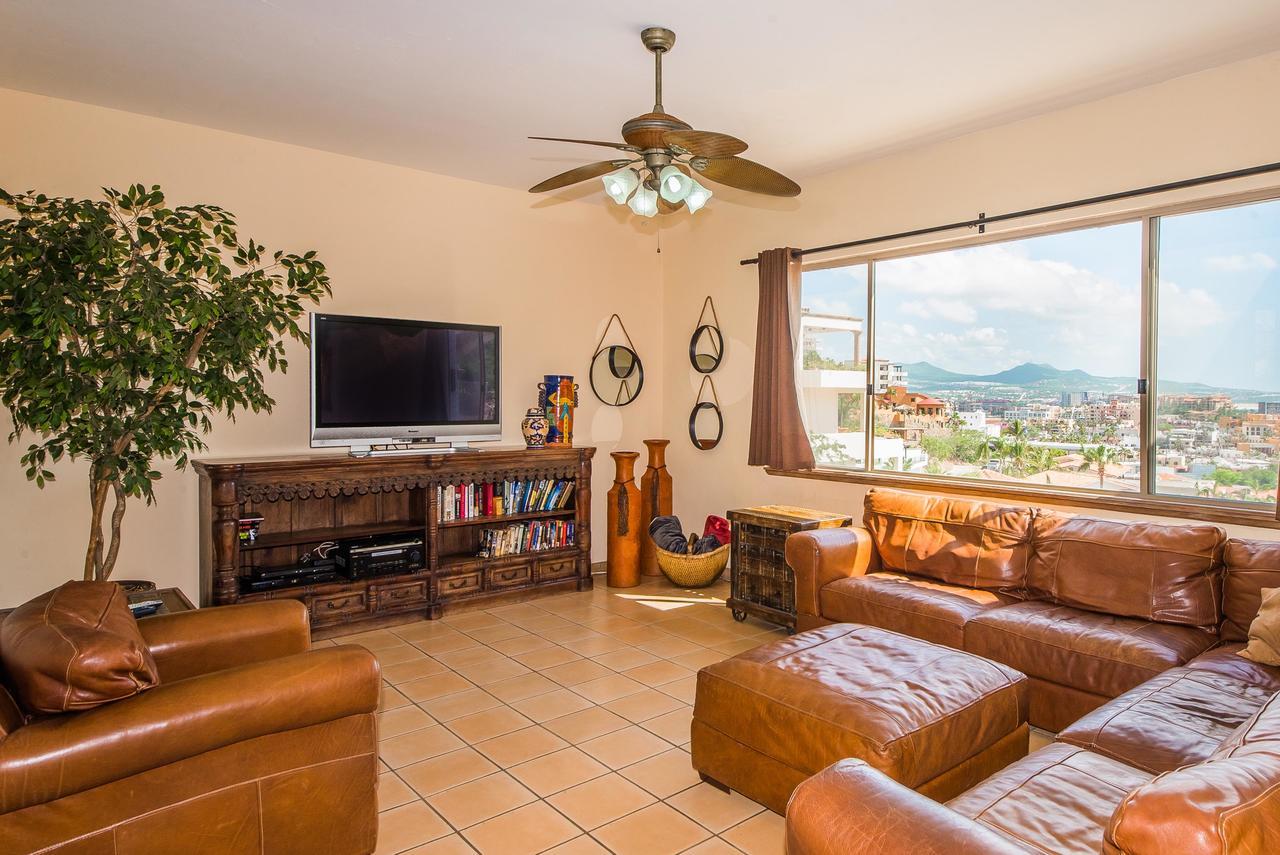 Steps From Downtown & Marina, 6 Bedroom Victoria Villa