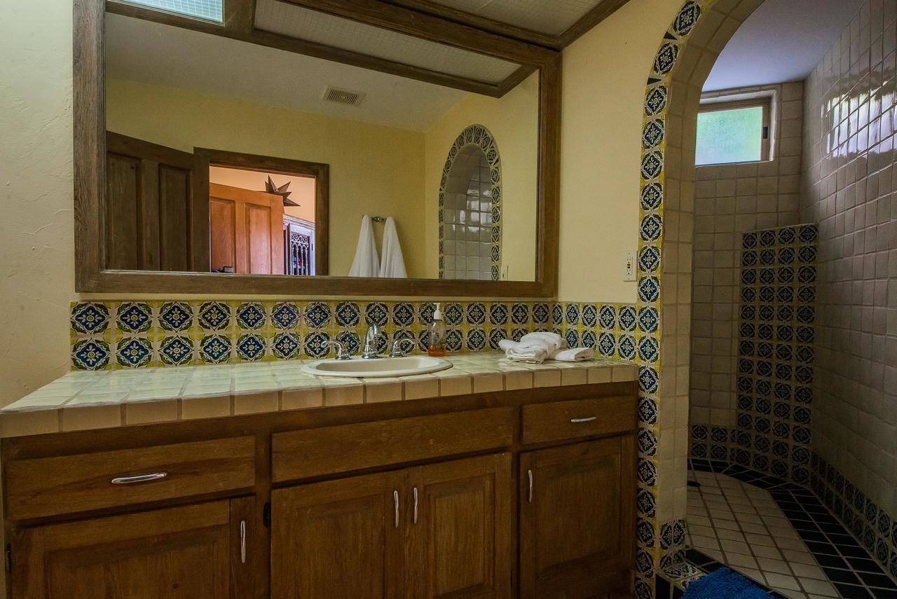 Villa Steps From Downtown & Marina, 6 Bedroom Victoria