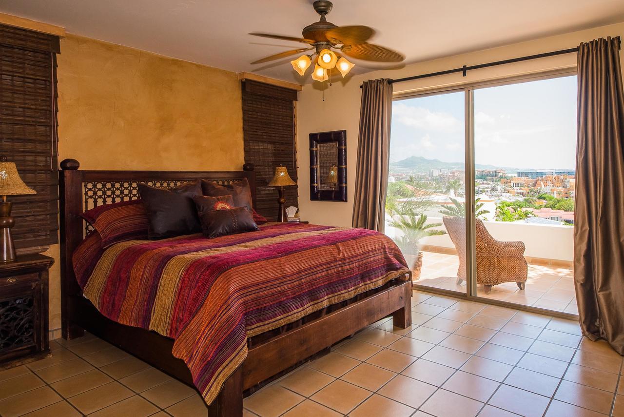 Steps From Downtown & Marina, 6 Bedroom Victoria Villa *