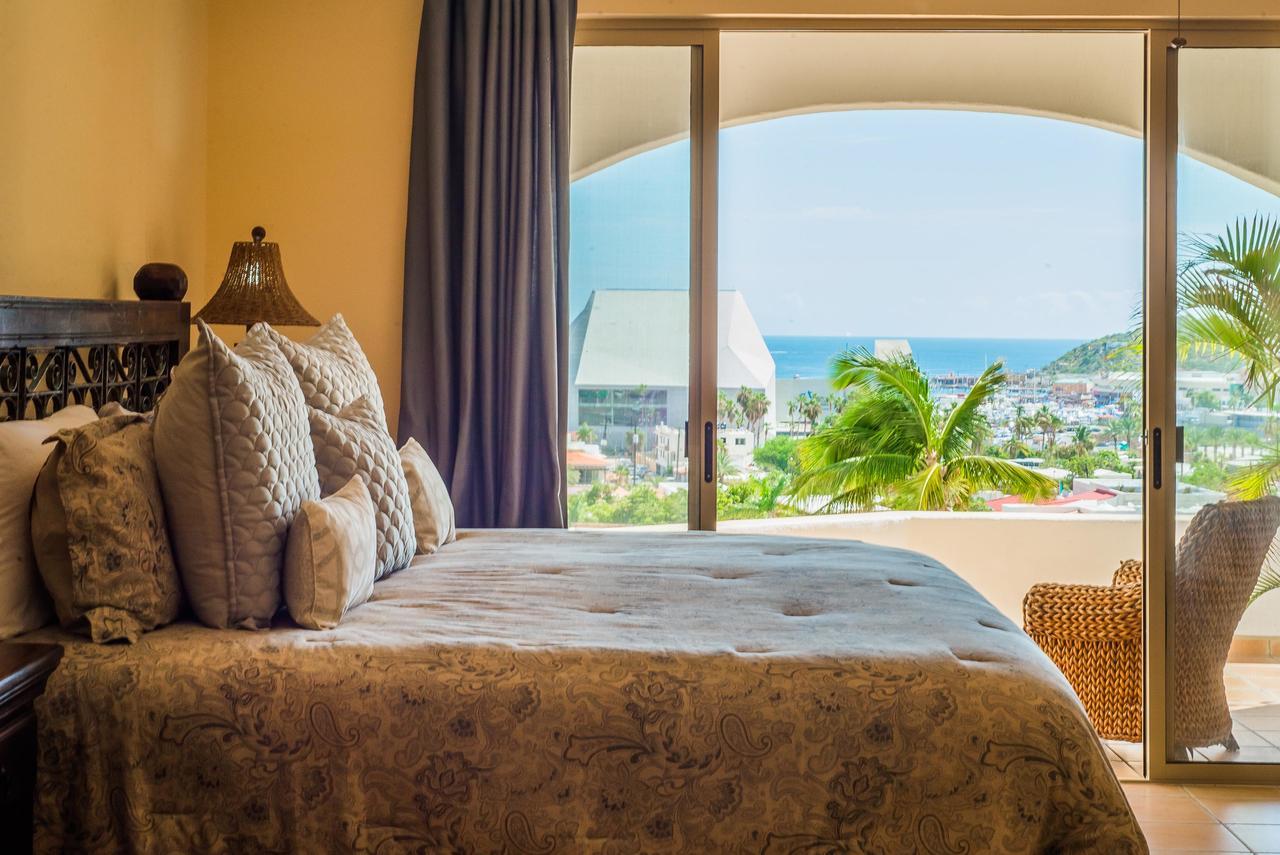 Steps From Downtown & Marina, 6 Bedroom Victoria Villa