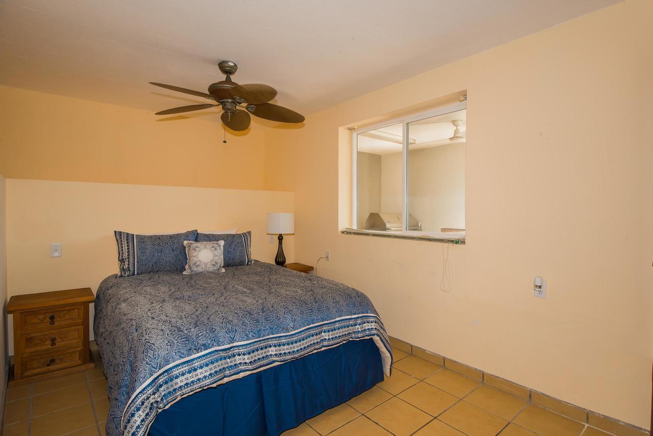 Steps From Downtown & Marina, 6 Bedroom Victoria Villa