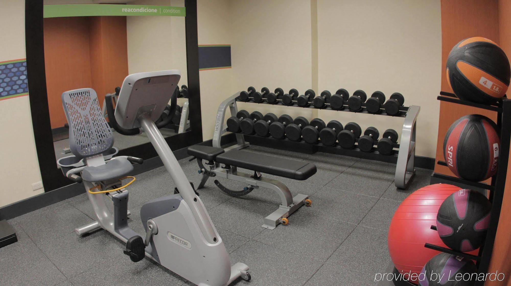 Hampton Airport-galerias 4*