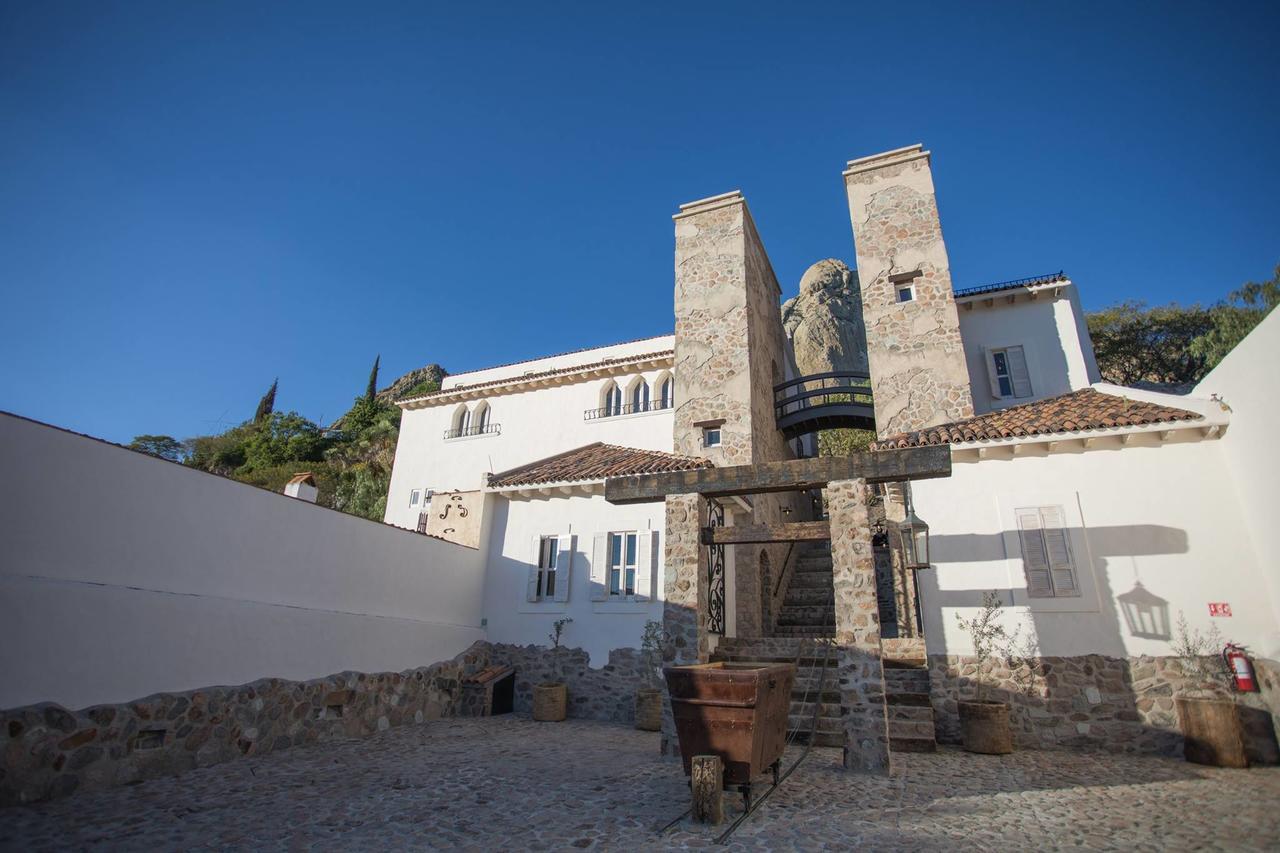 Hotel De Piedra Bernal