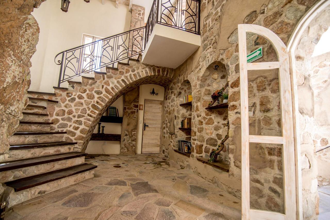 Hotel De Piedra Bernal