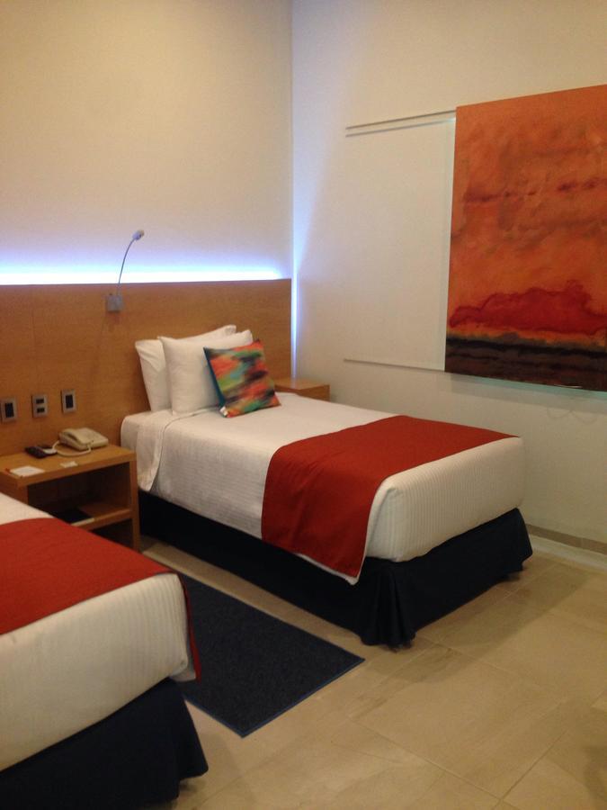 Hit Hoteles Aeropuerto Hotel 4*