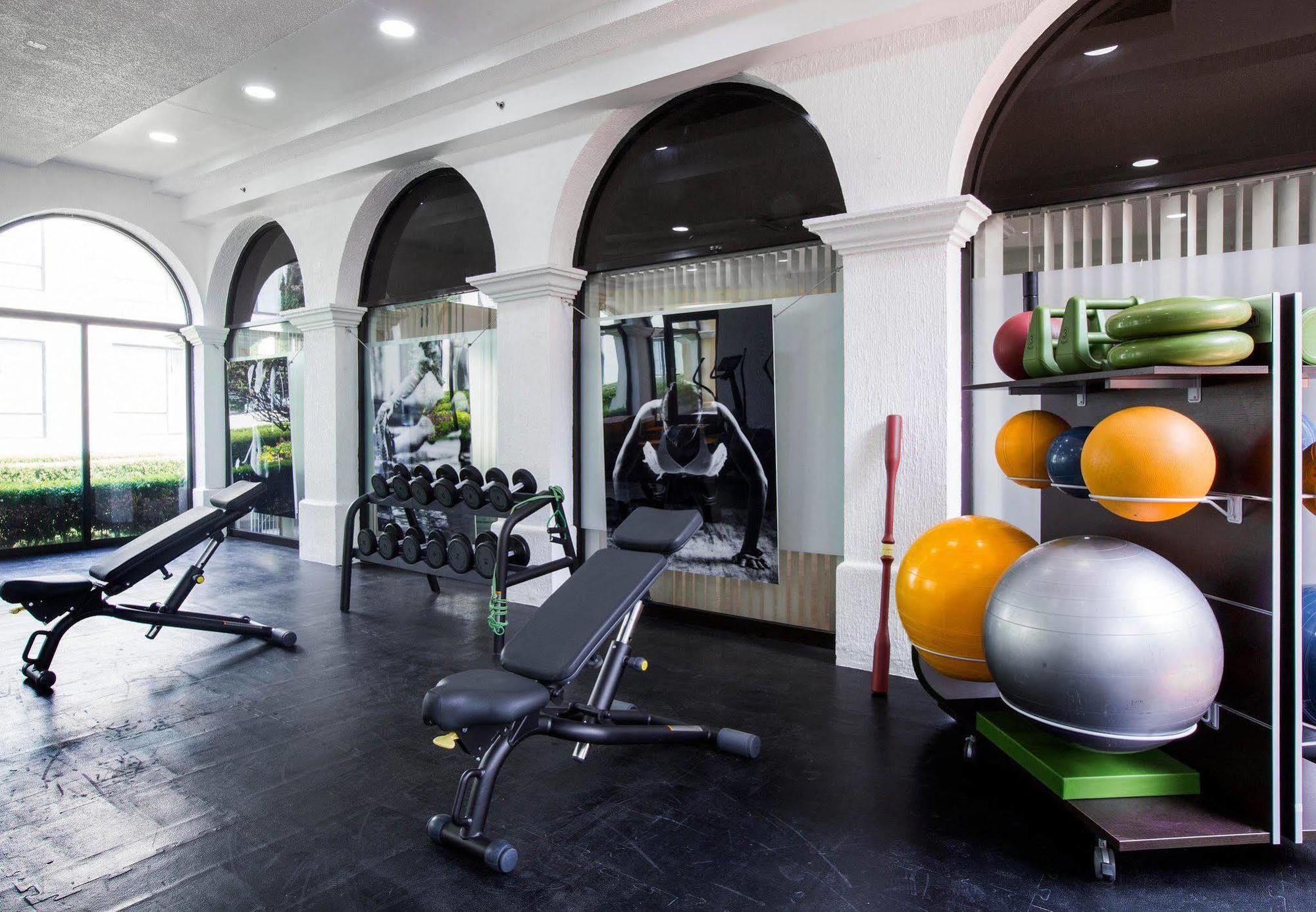 Courtyard Airport Hotel 4*