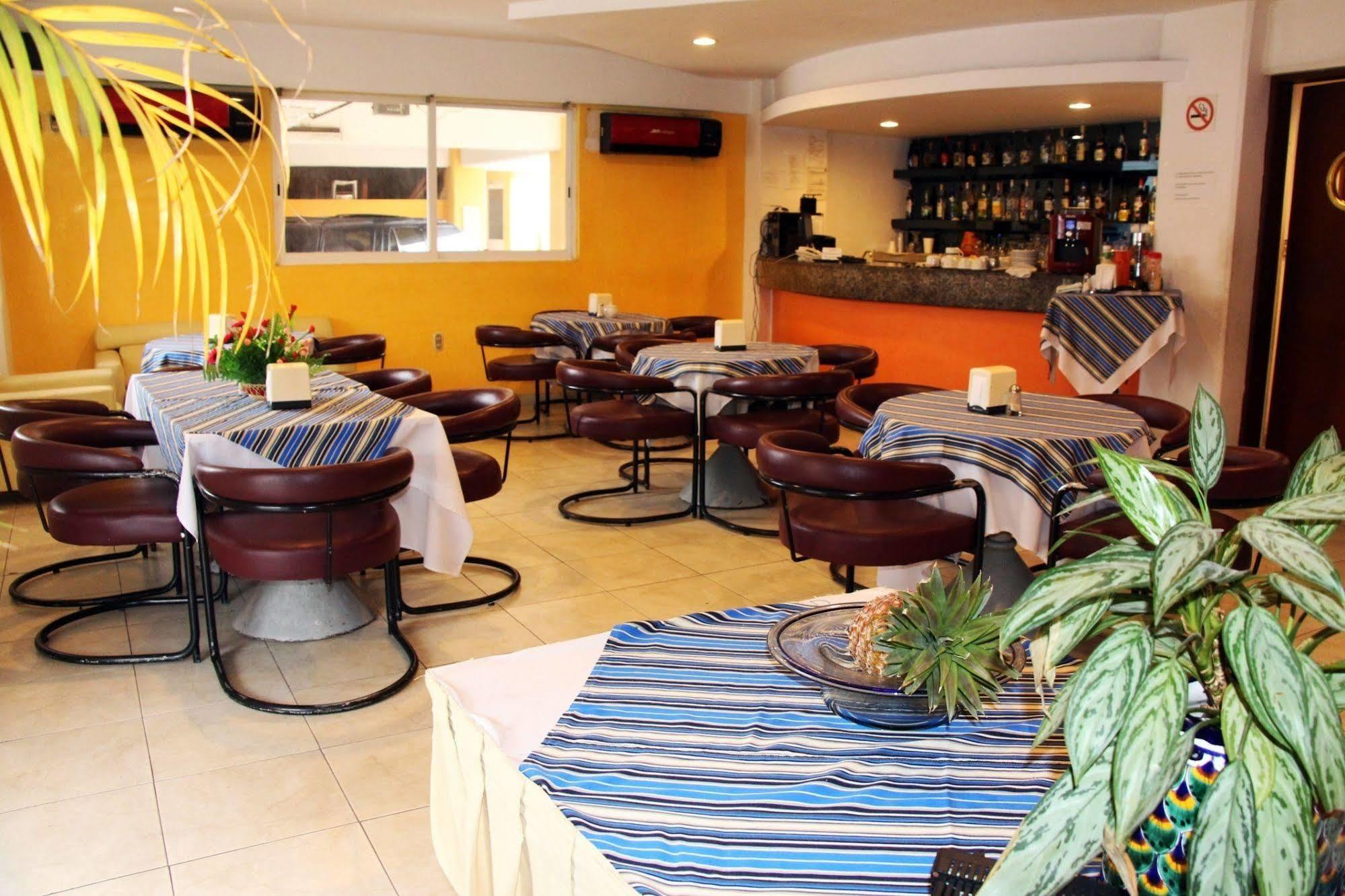 Hotel Impala -atras Del Ado