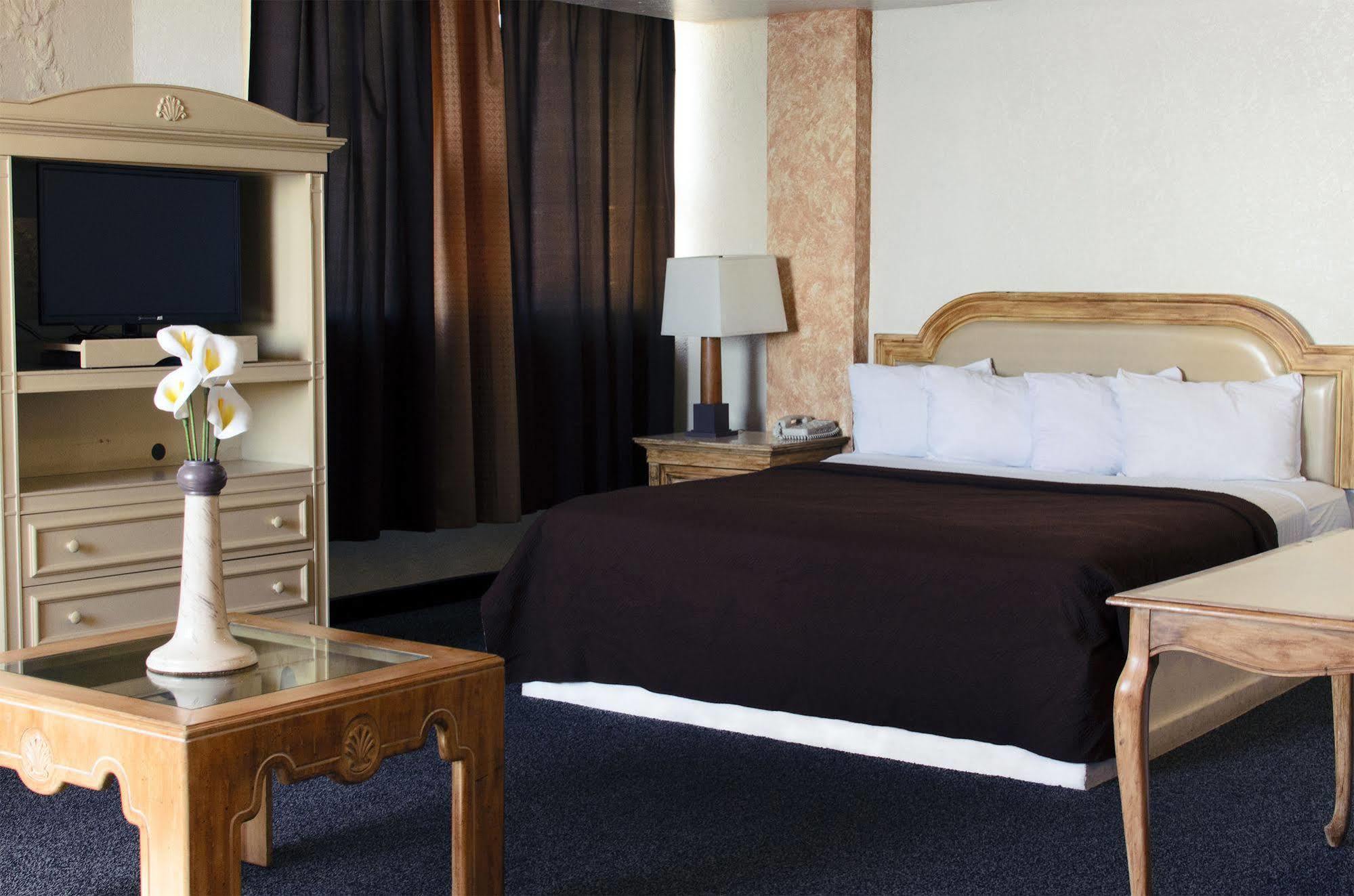 Corona Plaza Hotel 3*