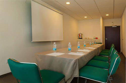 Hotel Express Junior By Marriott Aeropuerto 3*