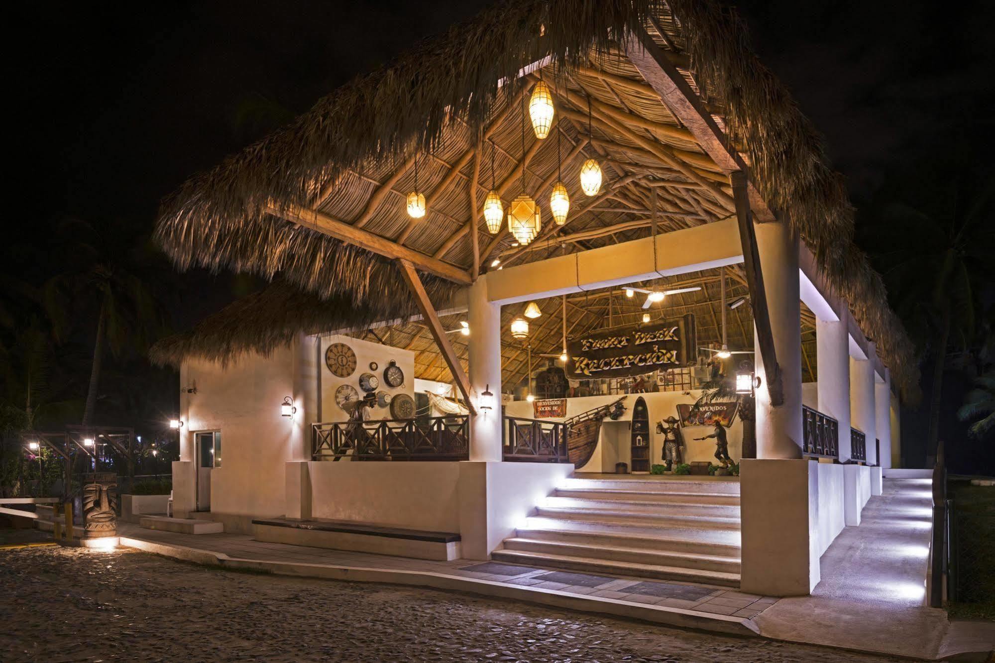 Resort Vista Playa De Oro 4*