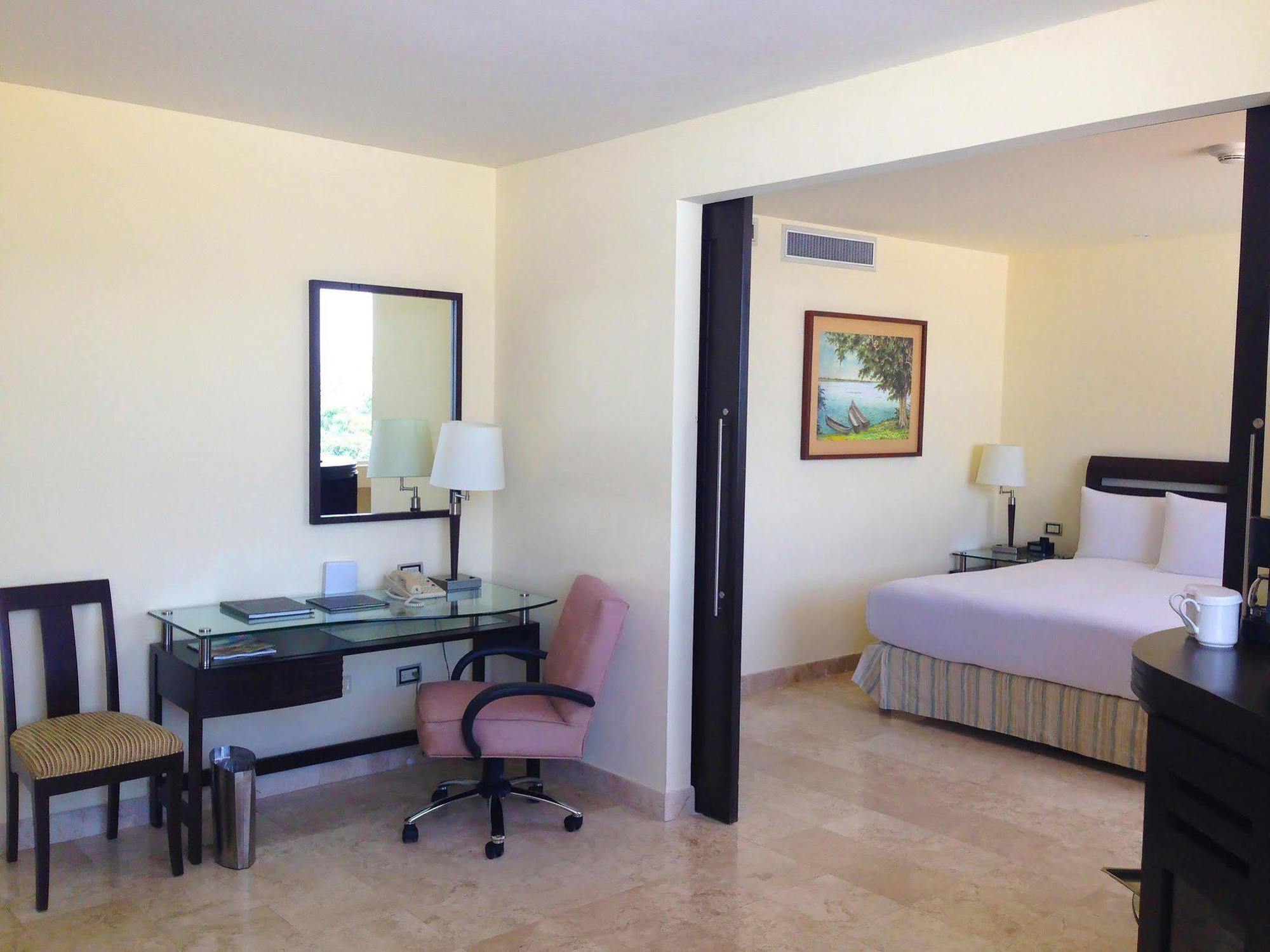 Hotel - Aeropuerto By Ihg 4*