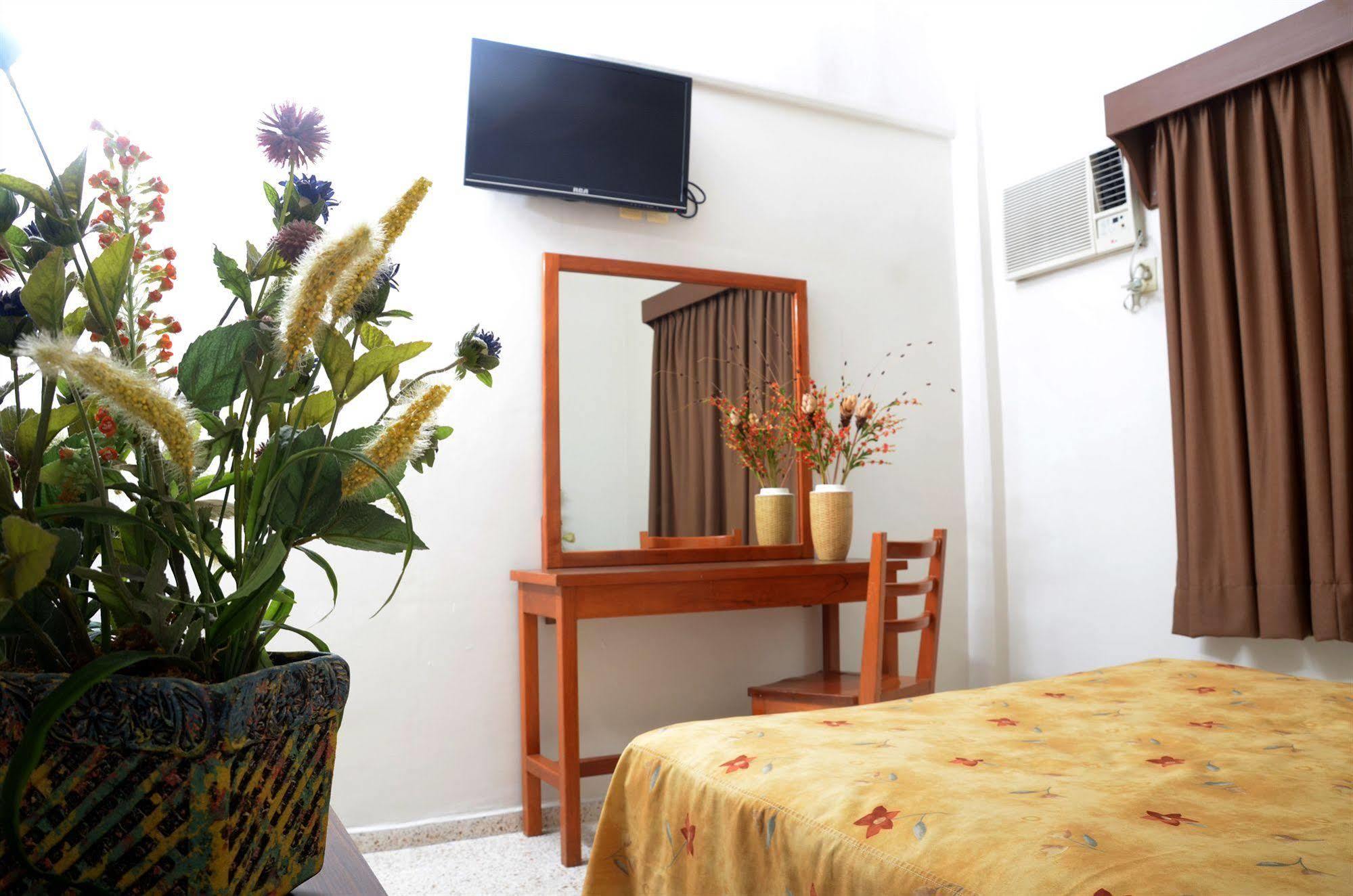 Hotel Delfines - A 2 Calles Del Acuario 3*