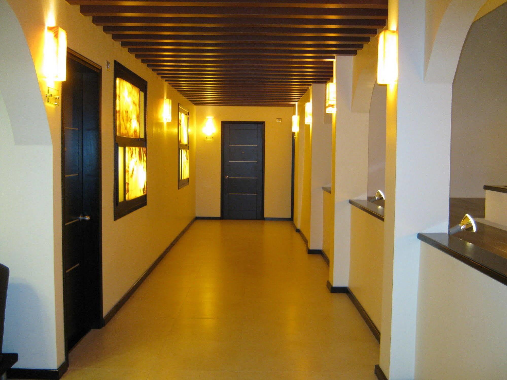 Colonial Hotel