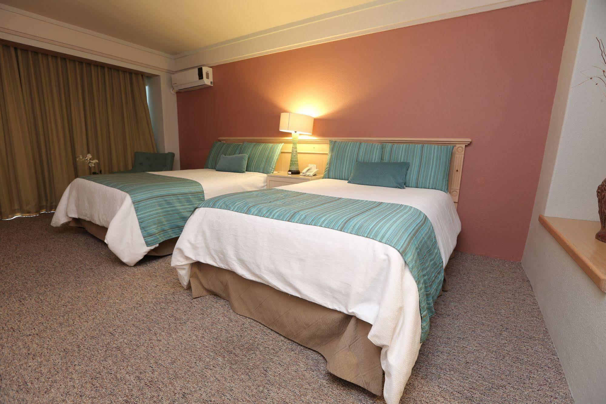 Hotel Rosas & 4*
