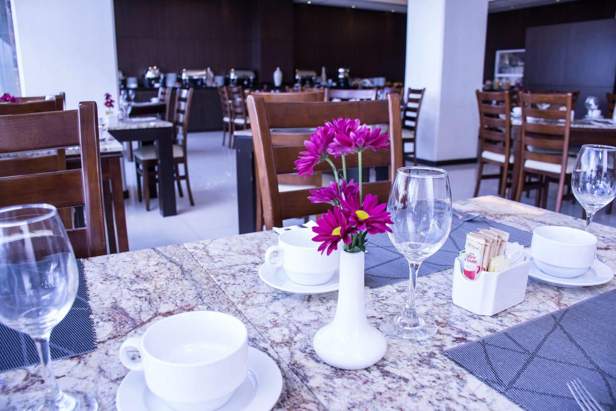 Western Crown Victoria 4* Queretaro