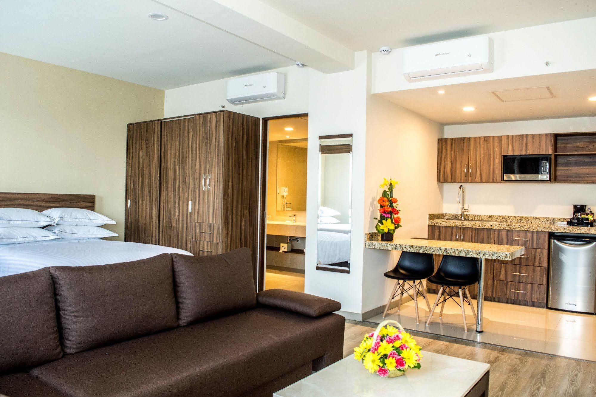 Western Crown Victoria Hotel 4*