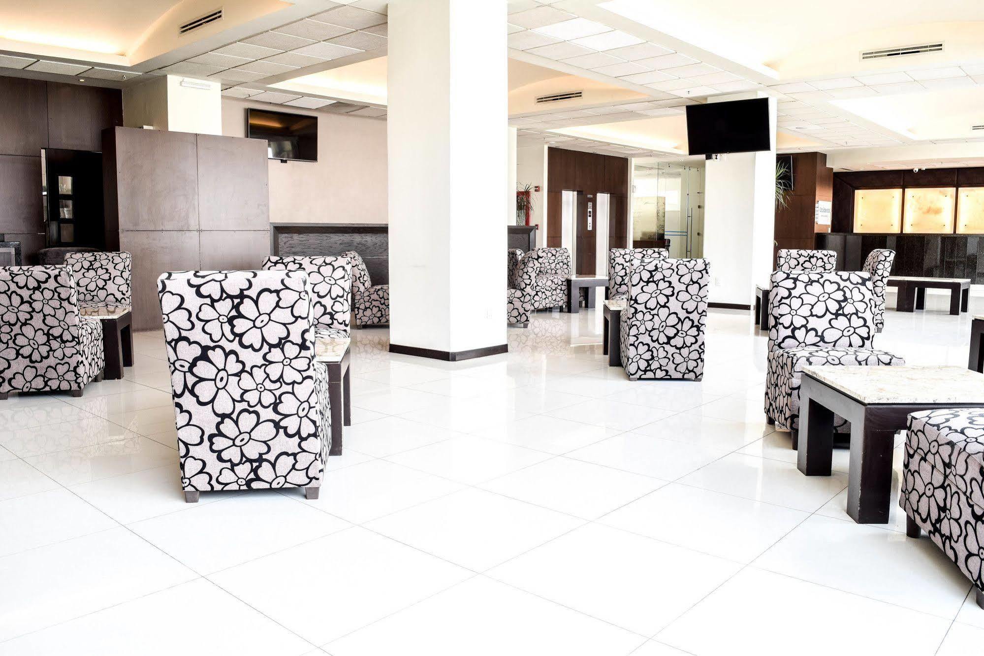 Western Crown Victoria 4* Queretaro
