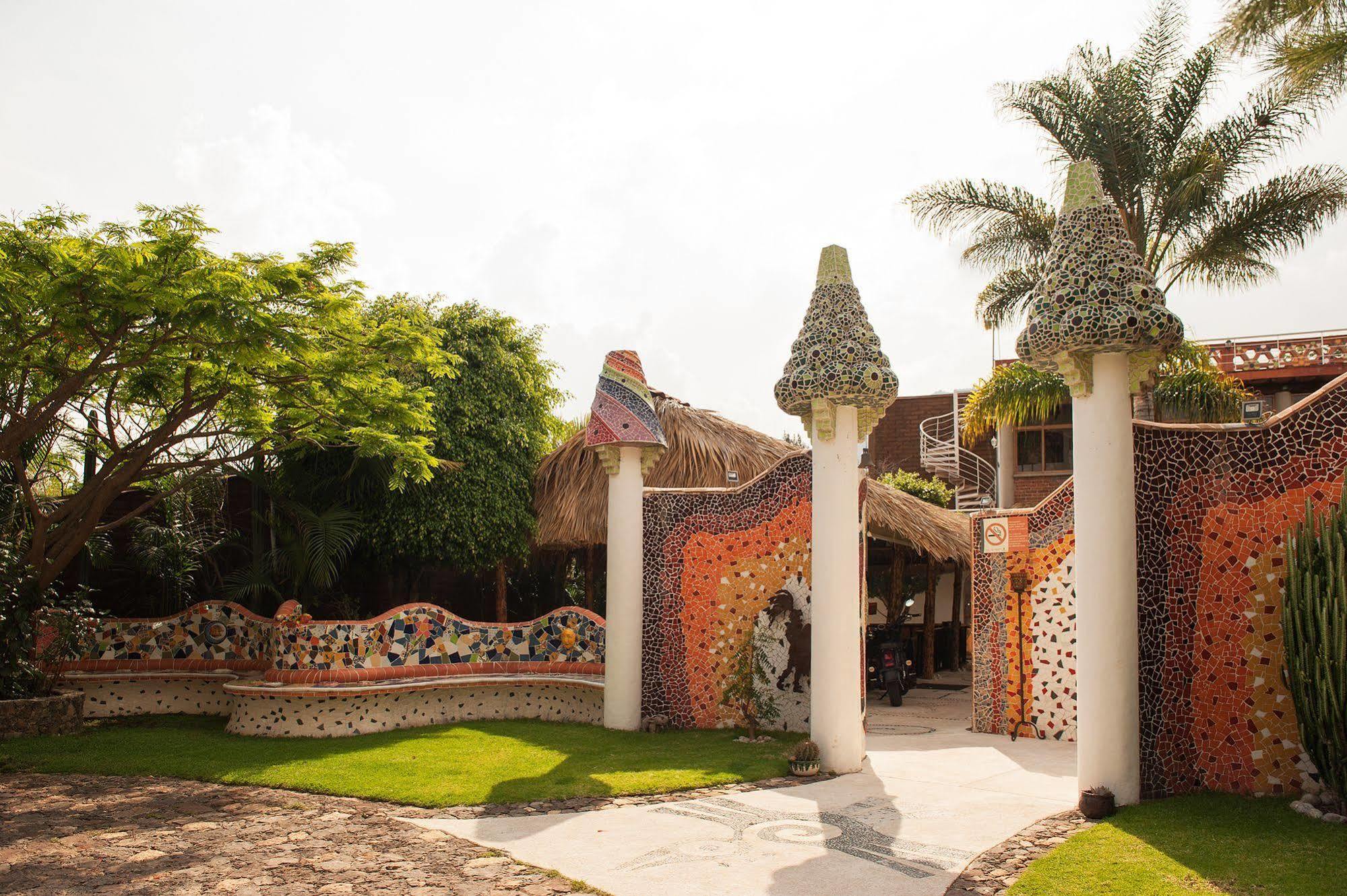 Paradise Boutique & Lounge