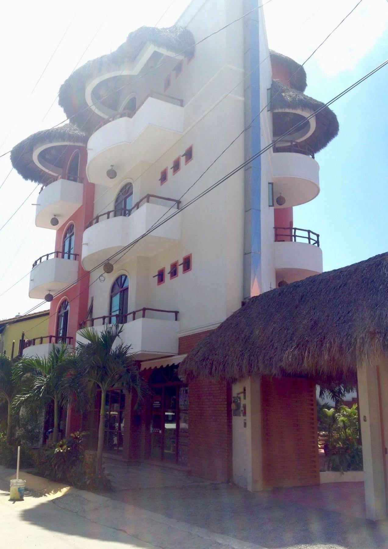 Y Los Encantos Sayulita