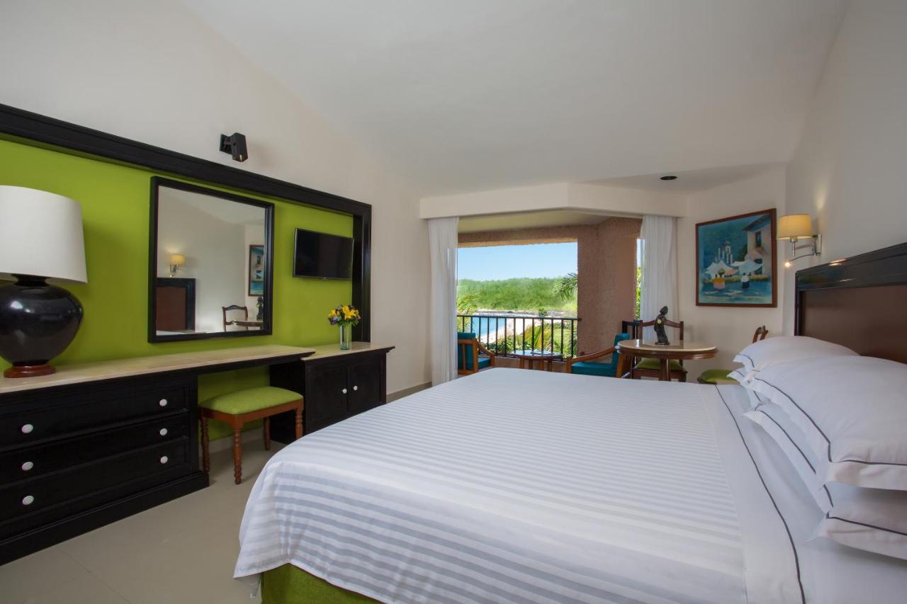 Resort Barcelo Huatulco 5*