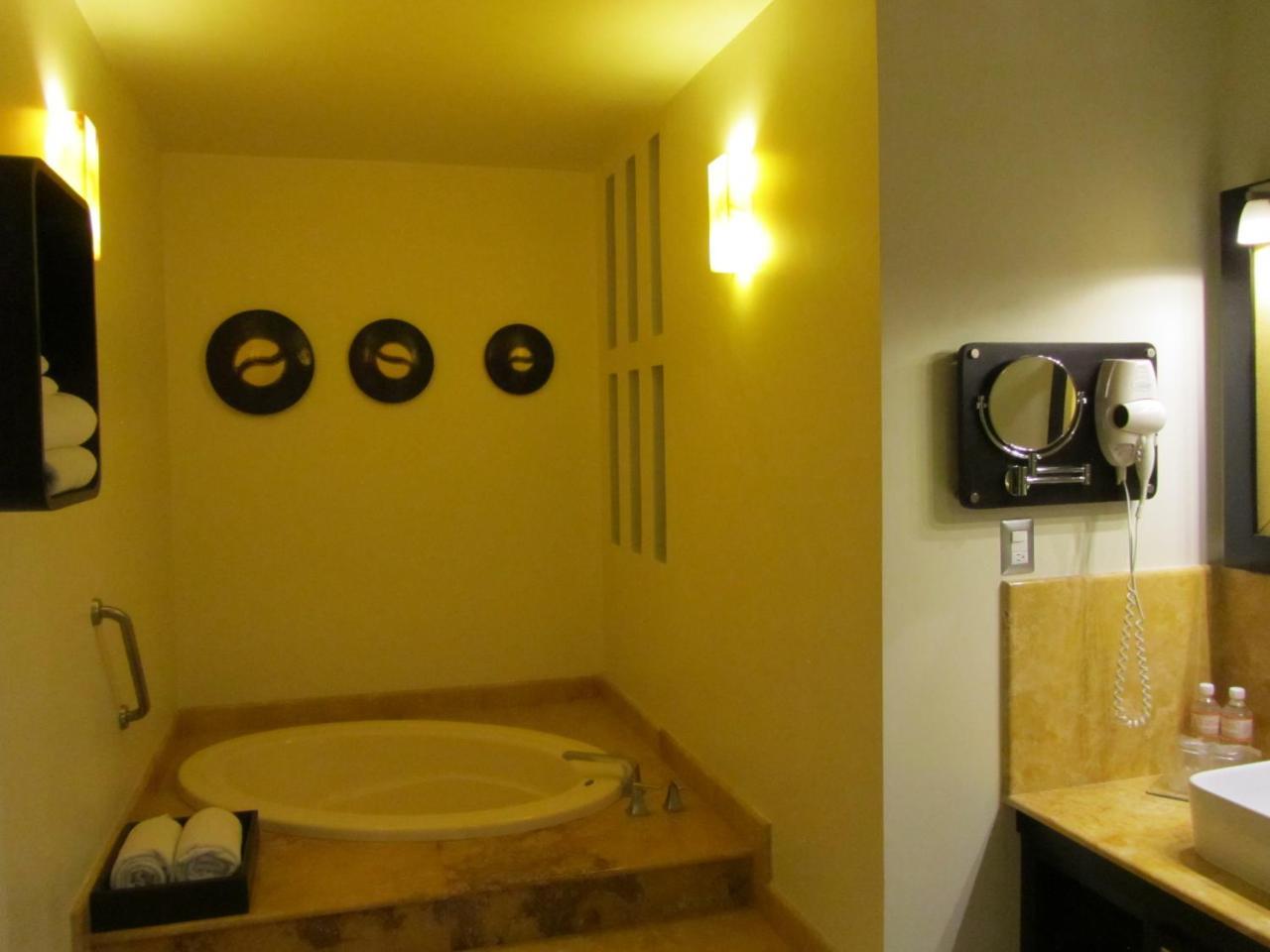Colonial Hotel 3*