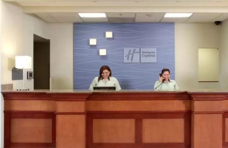 Express & Aeropuerto By Ihg Hotel