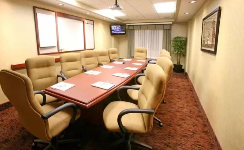 Express & Aeropuerto By Ihg Hotel 4*