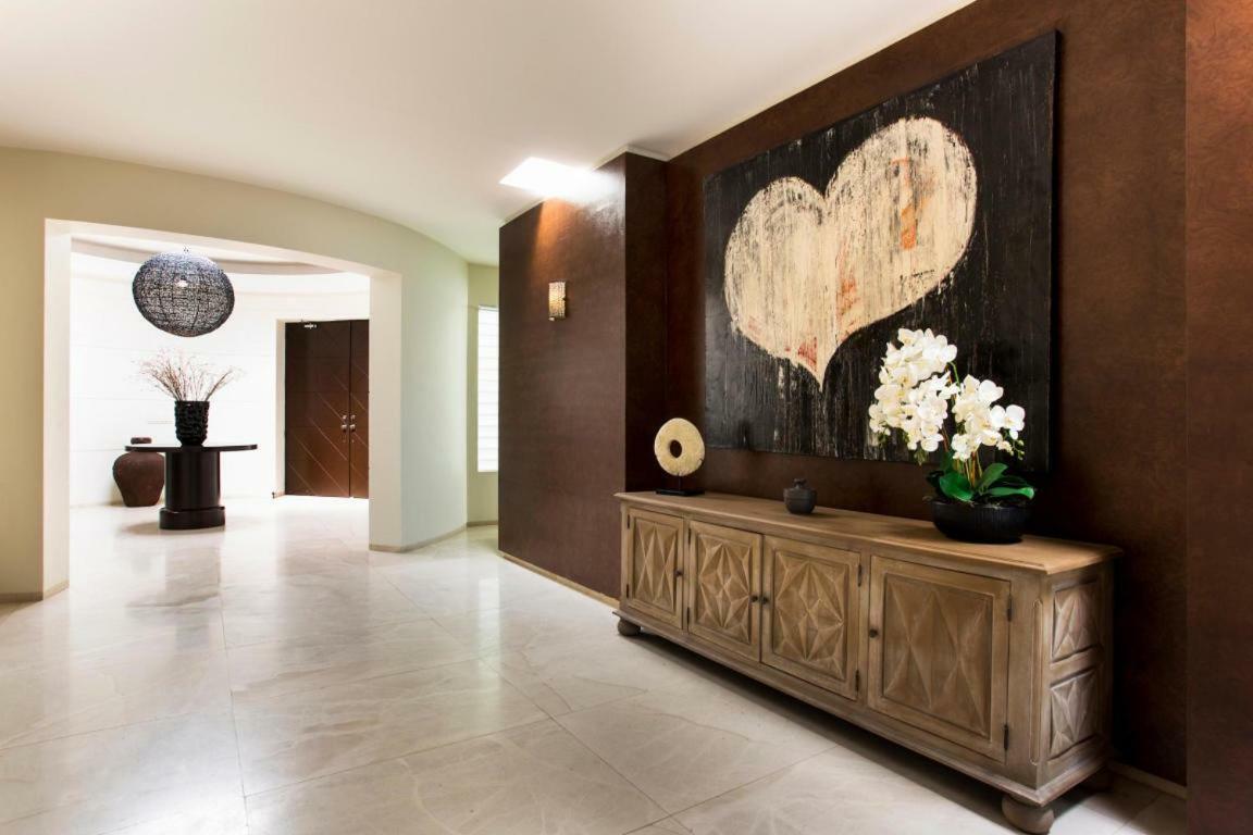 Ultra Exclusive Beachfront Just Steps From The With Butler Included *