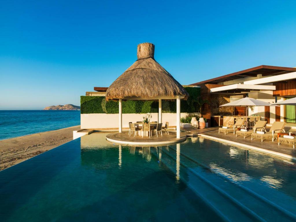 Ultra Exclusive Beachfront Just Steps From The With Butler Included *