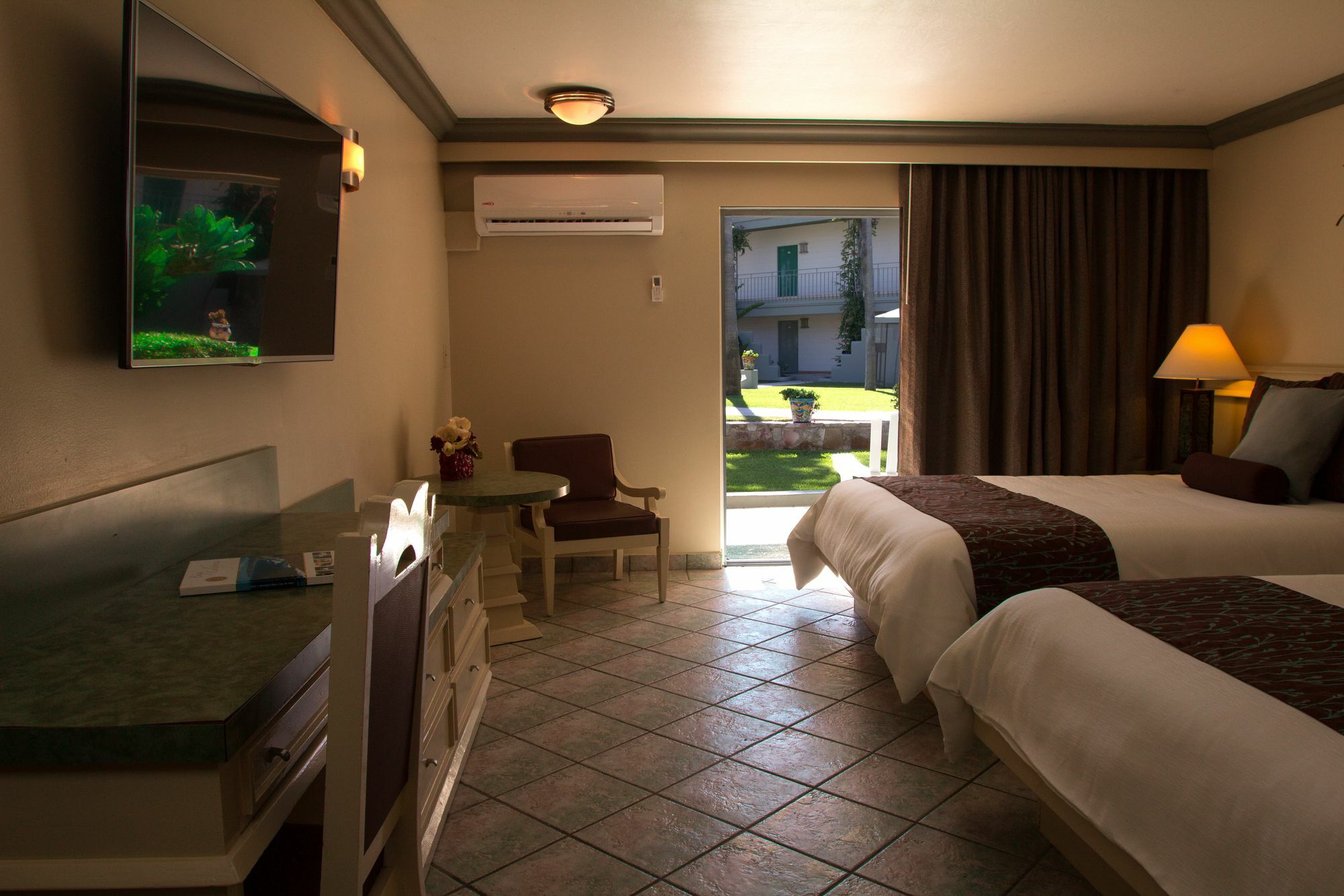 Hotel Estero 4*