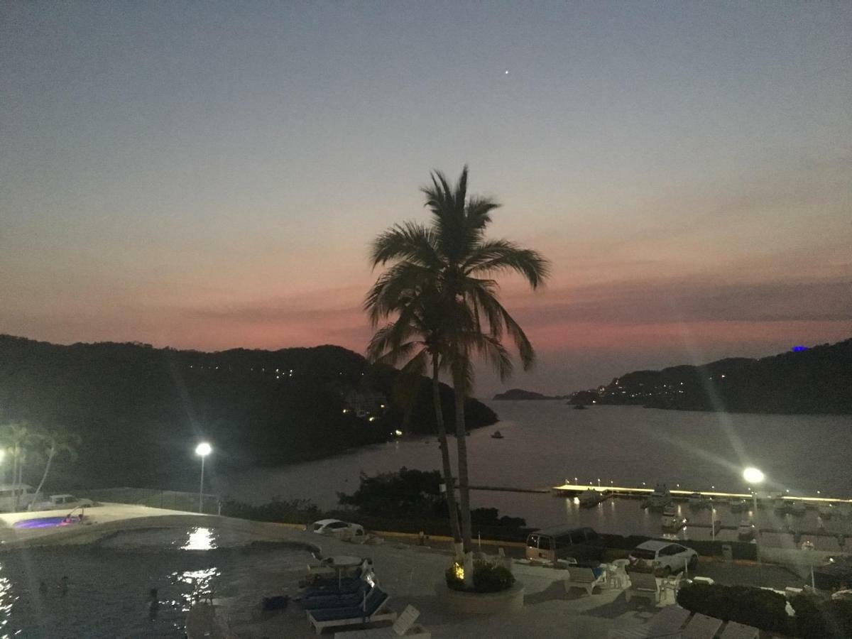 En Cabo Marques Diamante, Departamento Con Vistas Al Mar Y Atardeceres Espectaculares, Cerca Esta La Playa Al Nivel De La Caseta Del Condominio De Pto Marquez, Enfrente, Wifi, Restaurante, Albercas, 6 Personas