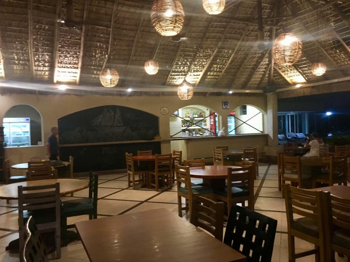 En Cabo Marques Diamante, Departamento Con Vistas Al Mar Y Atardeceres Espectaculares, Cerca Esta La Playa Al Nivel De La Caseta Del Condominio De Pto Marquez, Enfrente, Wifi, Restaurante, Albercas, 6 Personas Acapulco