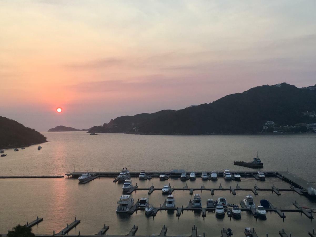 En Cabo Marques Diamante, Departamento Con Vistas Al Mar Y Atardeceres Espectaculares, Cerca Esta La Playa Al Nivel De La Caseta Del Condominio De Pto Marquez, Enfrente, Wifi, Restaurante, Albercas, 6 Personas * Acapulco