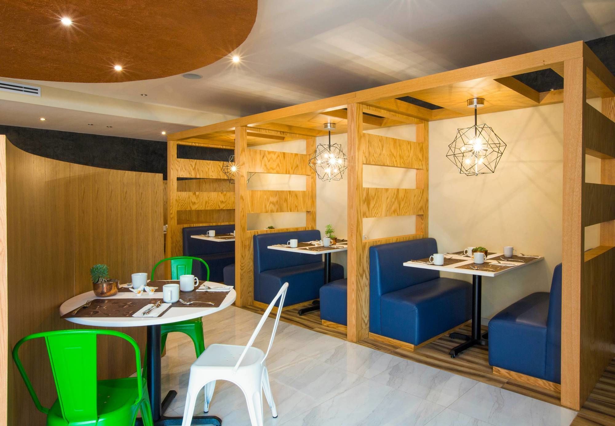 Courtyard Airport Hotel 4*