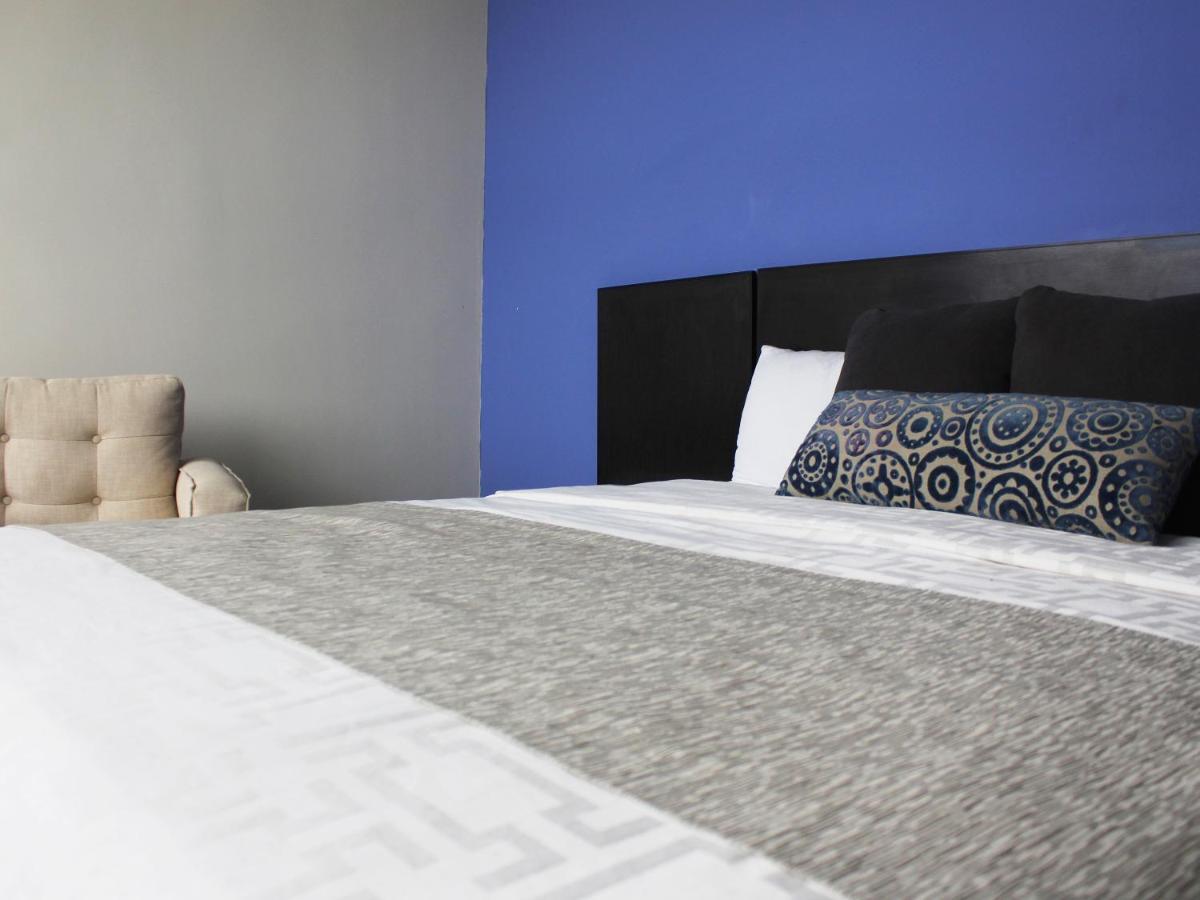 Corona Plaza Hotel 3*
