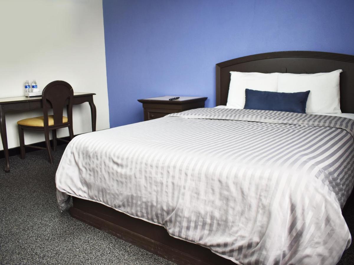 Corona Plaza 3*