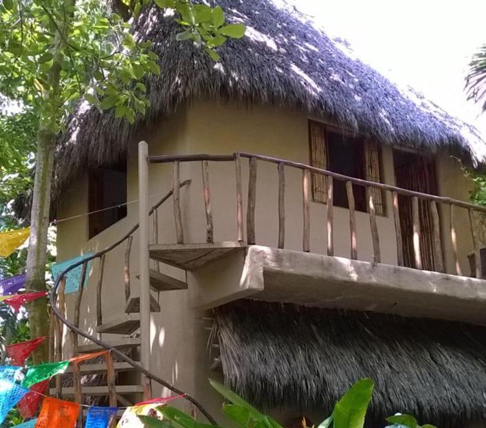 Junto Al Rio & Sayulita