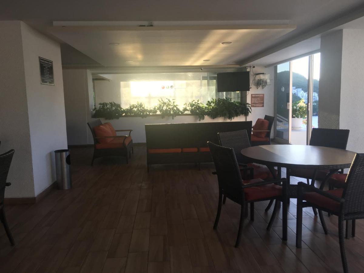 Apartment En Cabo Marques Diamante, Departamento Con Vistas Al Mar Y Atardeceres Espectaculares, Cerca Esta La Playa Al Nivel De La Caseta Del Condominio De Pto Marquez, Enfrente, Wifi, Restaurante, Albercas, 6 Personas