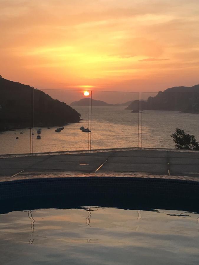 En Cabo Marques Diamante, Departamento Con Vistas Al Mar Y Atardeceres Espectaculares, Cerca Esta La Playa Al Nivel De La Caseta Del Condominio De Pto Marquez, Enfrente, Wifi, Restaurante, Albercas, 6 Personas
