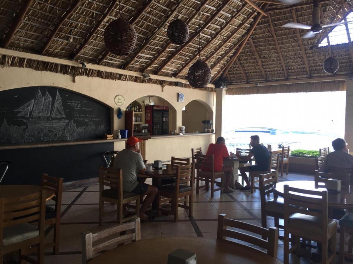 En Cabo Marques Diamante, Departamento Con Vistas Al Mar Y Atardeceres Espectaculares, Cerca Esta La Playa Al Nivel De La Caseta Del Condominio De Pto Marquez, Enfrente, Wifi, Restaurante, Albercas, 6 Personas *