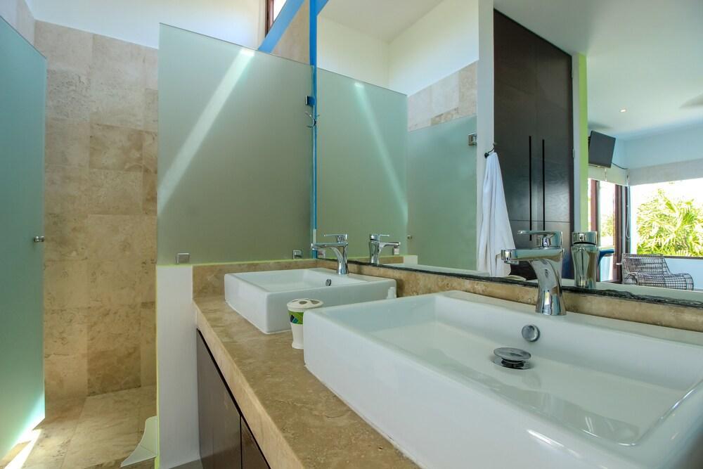 Luxury With Rooftop Steps Away From By Olahola Hotel 3*